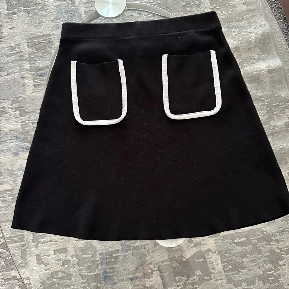 Zara mini skirt good quality size M channel vibes stretch preppy